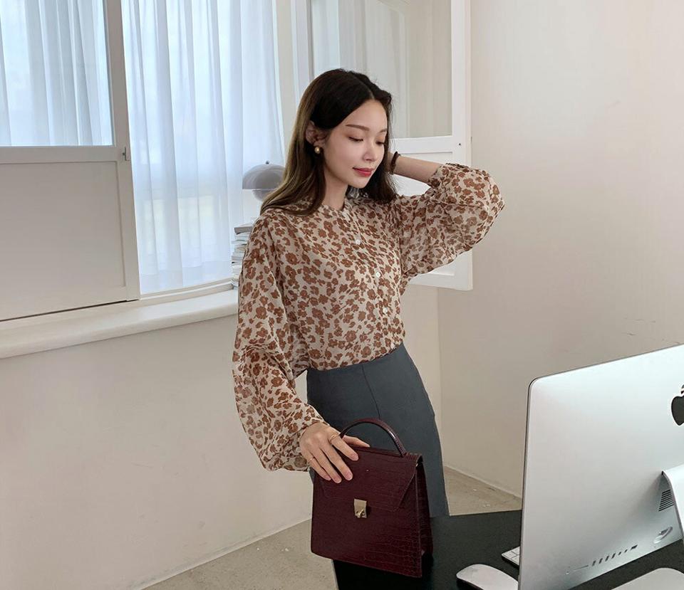 シフォンフラワーブラウス・全2色・t70253 レディース 【bl】 トップス ブラウス 長袖 シフォン フラワー パターン 花柄 バンドカラー 大人 ユニーク フェミニン 上品 春 秋 韓国 ファッション ハイホリHIHOLLI