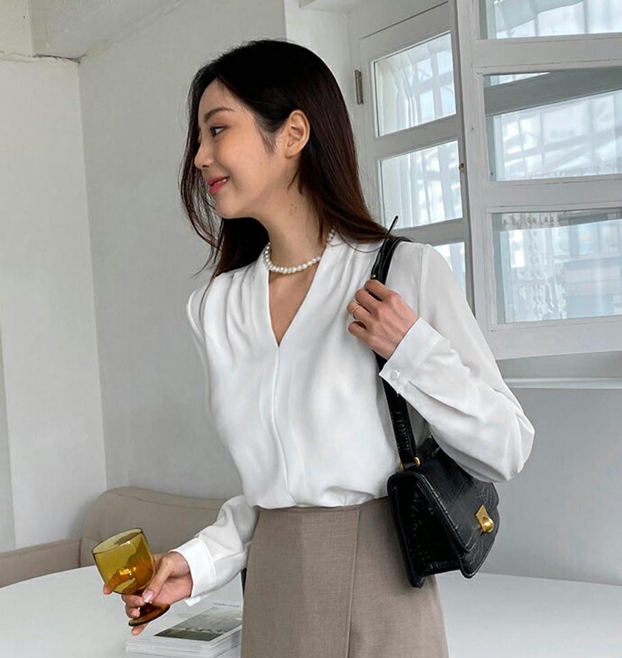 ≪人気商品再入荷≫タックショルダーVネックブラウス・全5色・b58215 レディース 【bl】韓国ファッション トップス ブラウス 長袖 Vネック 大人 タックショルダー タック カフス 上品 シンプル ボタン フェミニン 体型カバー ガーリー 秋 春237