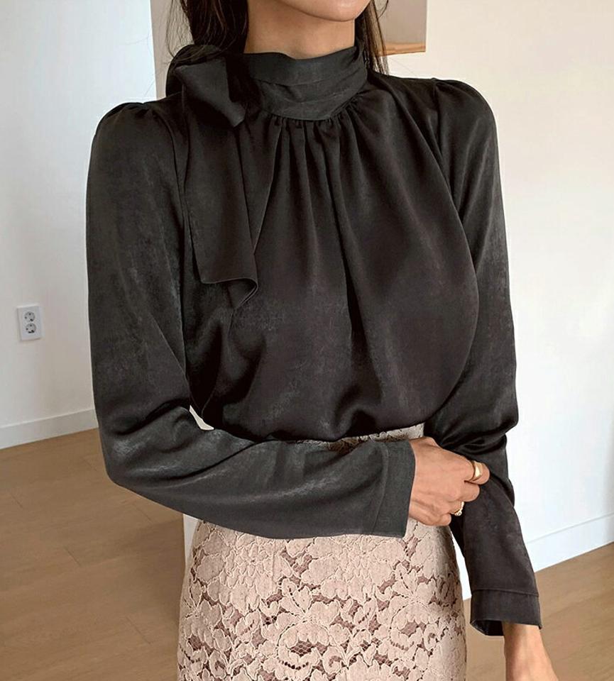 即日配送 サテンタートルネックリボンブラウス・全4色・b58216 レディース 【bl】韓国ファッション トップス ブラウス 長袖 タートルネック 大人 サテン リボン 光沢 上品 ボタン シンプル フェミニン カジュアル 体型カバー ガーリー 秋 春