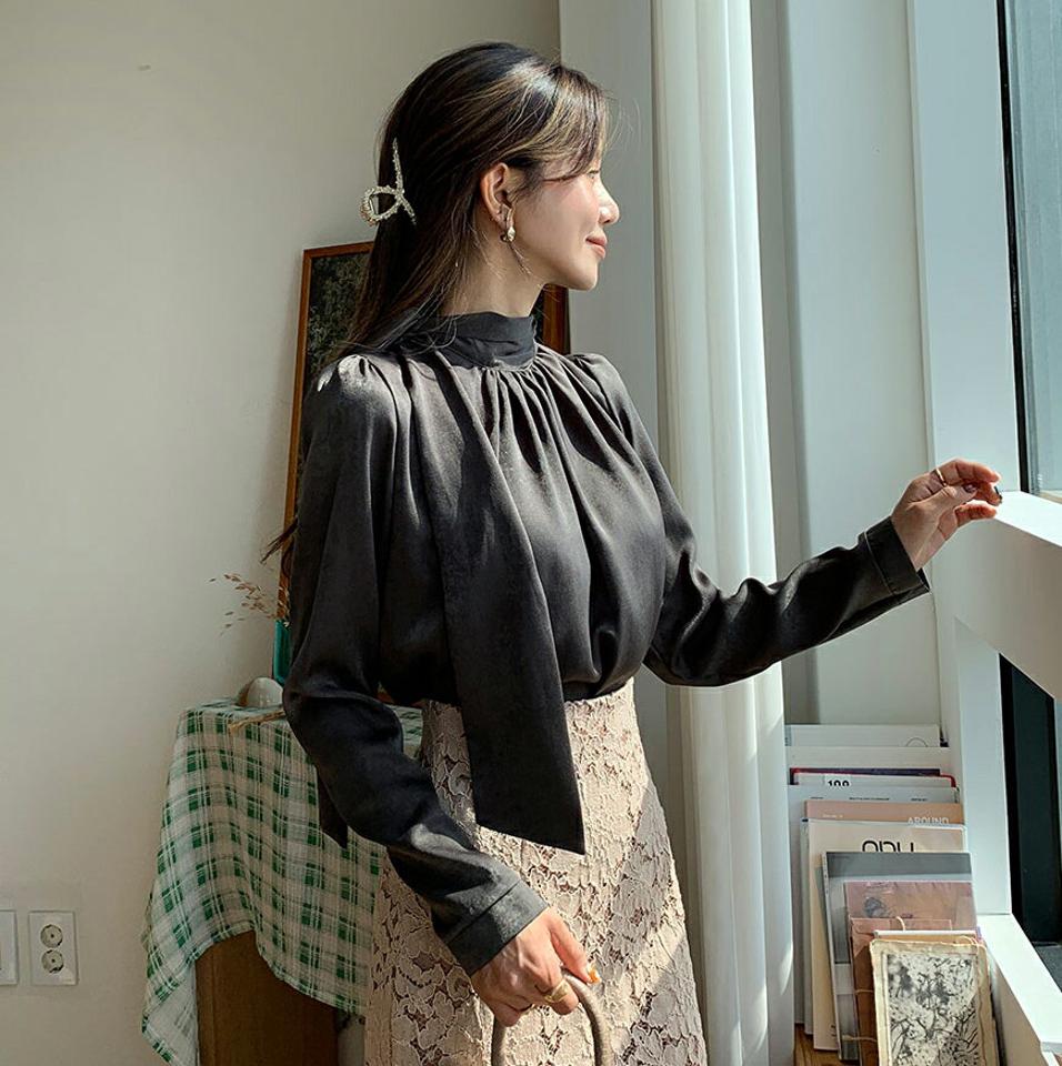 即日配送 サテンタートルネックリボンブラウス・全4色・b58216 レディース 【bl】韓国ファッション トップス ブラウス 長袖 タートルネック 大人 サテン リボン 光沢 上品 ボタン シンプル フェミニン カジュアル 体型カバー ガーリー 秋 春