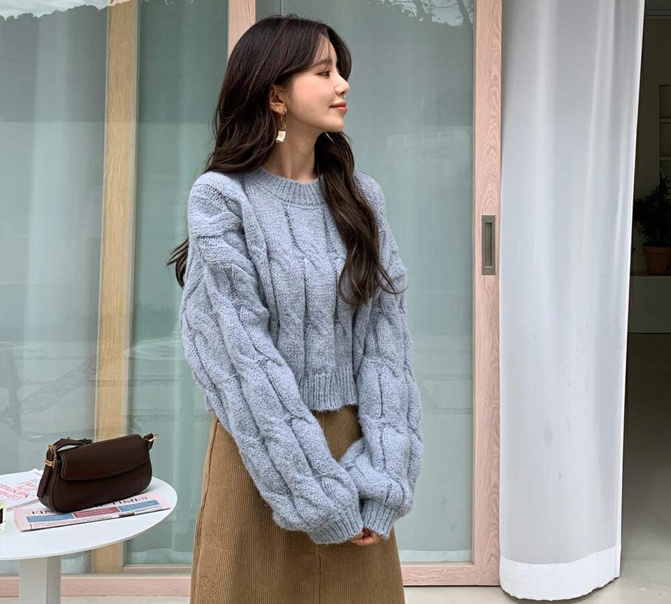 パフクロップドケーブルニット・全4色・t65072 レディース 【tops】韓国ファッション トップス ニット 年上 大人 長袖 ラウンドネック クロップド丈 ケーブル編み パフスリーブ パール シンプル カジュアル フェミニン ショート丈 秋 冬