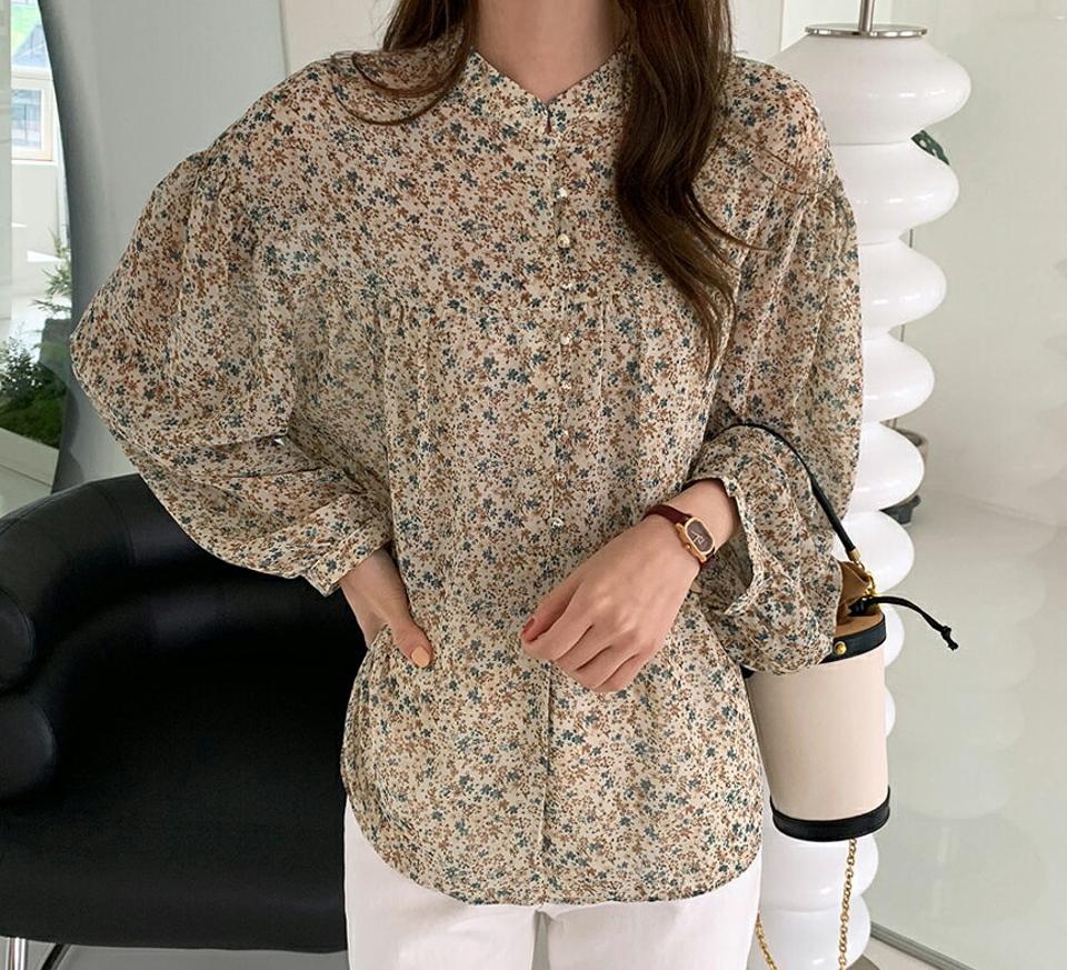 フラワーギャザーブラウス・全2色・t00089 レディース 【bl】 トップス ブラウス 長袖 バンドカラー フレア ギャザー 花柄 フラワー ボタン カジュアル 大人 フェミニン 上品 ガーリー 春 秋 韓国ファッション ハイホリHIHOLLI