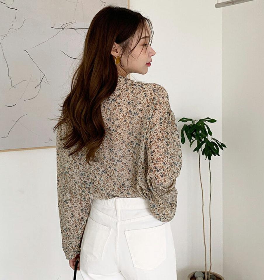 フラワーギャザーブラウス・全2色・t00089 レディース 【bl】 トップス ブラウス 長袖 バンドカラー フレア ギャザー 花柄 フラワー ボタン カジュアル 大人 フェミニン 上品 ガーリー 春 秋 韓国ファッション ハイホリHIHOLLI