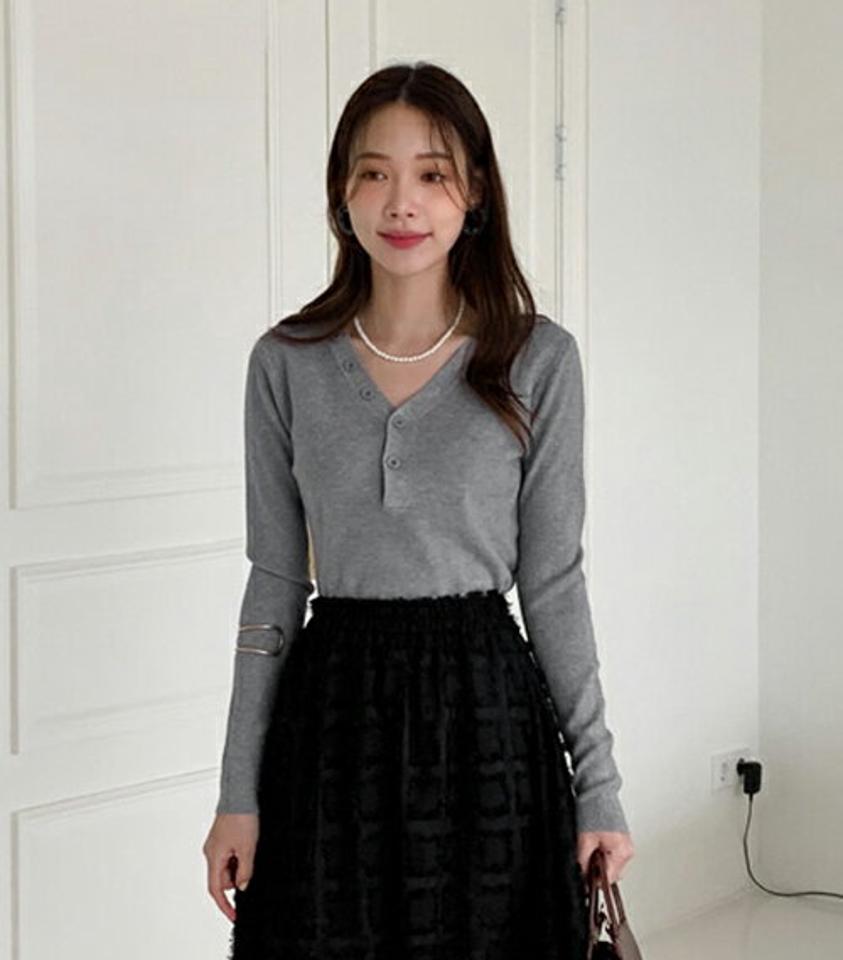 リブボタンVネックニット・全4色・t00081 レディース 【tops】 トップス ニット 長袖 年上 フィット リブ Vネック ボタン スリム あたたかい フェミニン 上品 冬 春 秋 韓国ファッション ハイホリHIHOLLI