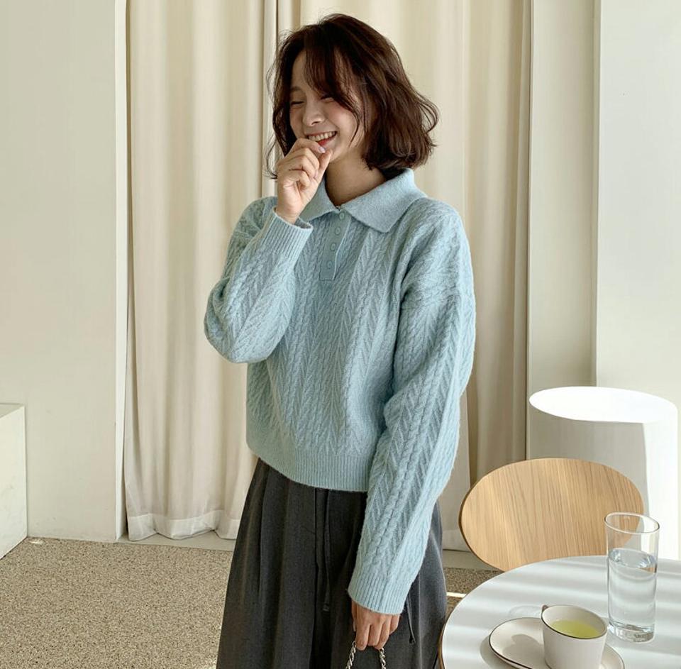 ケーブル編みカラーニット・全4色・b65577 レディース 【tops】韓国ファッション トップス ニット 年上 大人 長袖 カラーネック ケーブル編み ポロ襟 ボダン シンプル カジュアル ルーズ ガーリー 細身 フェミニン 上品 秋 冬