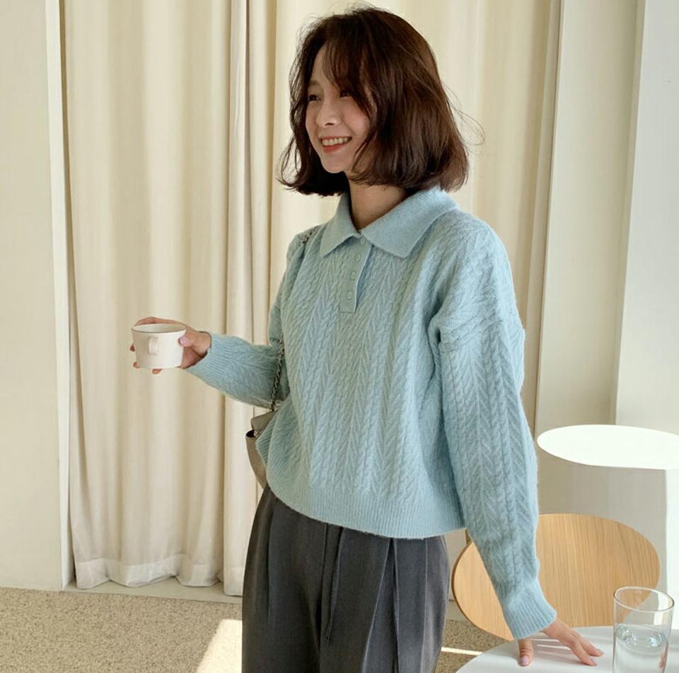 ケーブル編みカラーニット・全4色・b65577 レディース 【tops】韓国ファッション トップス ニット 年上 大人 長袖 カラーネック ケーブル編み ポロ襟 ボダン シンプル カジュアル ルーズ ガーリー 細身 フェミニン 上品 秋 冬