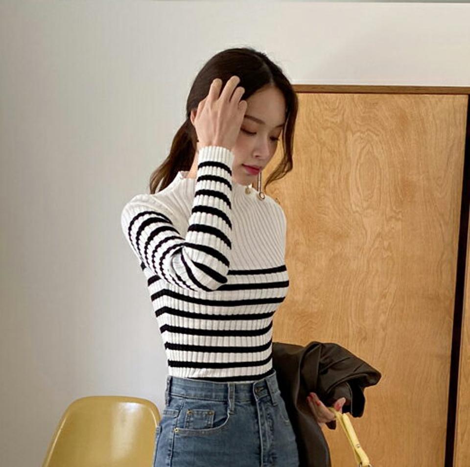 ≪人気商品再入荷≫ゴールドボタンボーダーニット・全2色・b70342 レディース 【tops】 トップス ニット 長袖 ゴールド ボタン ボーダーニット ボーダー ハーフネック 配色 スリム フェミニン 体型カバー 上品 冬 春 秋 韓国ファッション ハイホリHIHOLLI
