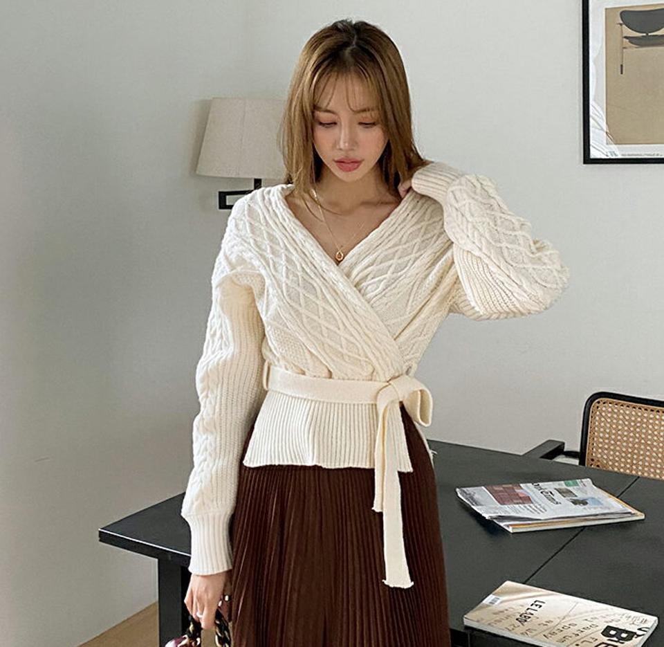 ストラップ付ツイストニット・全2色・t70392 レディース 【tops】 トップス ニット 長袖 ラップ ツイスト スリット ストラップ ウエストマーク Vネック フェミニン 体型カバー 上品 冬 春 秋 韓国ファッション ハイホリHIHOLLI