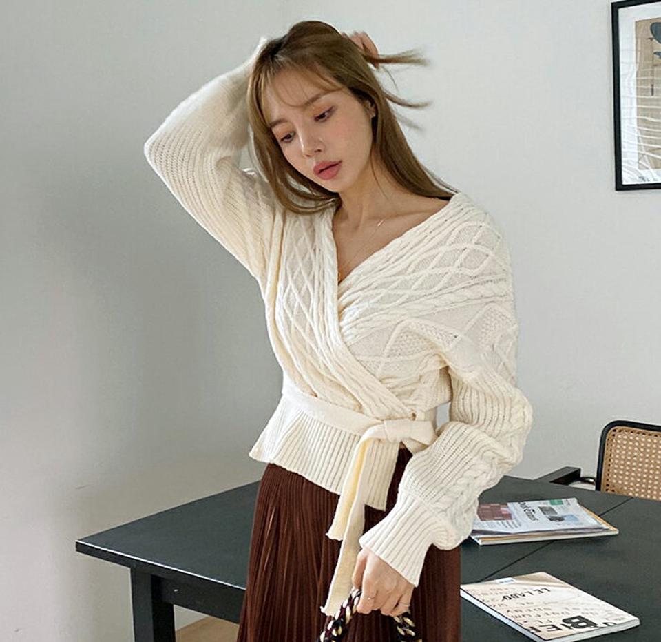 ストラップ付ツイストニット・全2色・t70392 レディース 【tops】 トップス ニット 長袖 ラップ ツイスト スリット ストラップ ウエストマーク Vネック フェミニン 体型カバー 上品 冬 春 秋 韓国ファッション ハイホリHIHOLLI