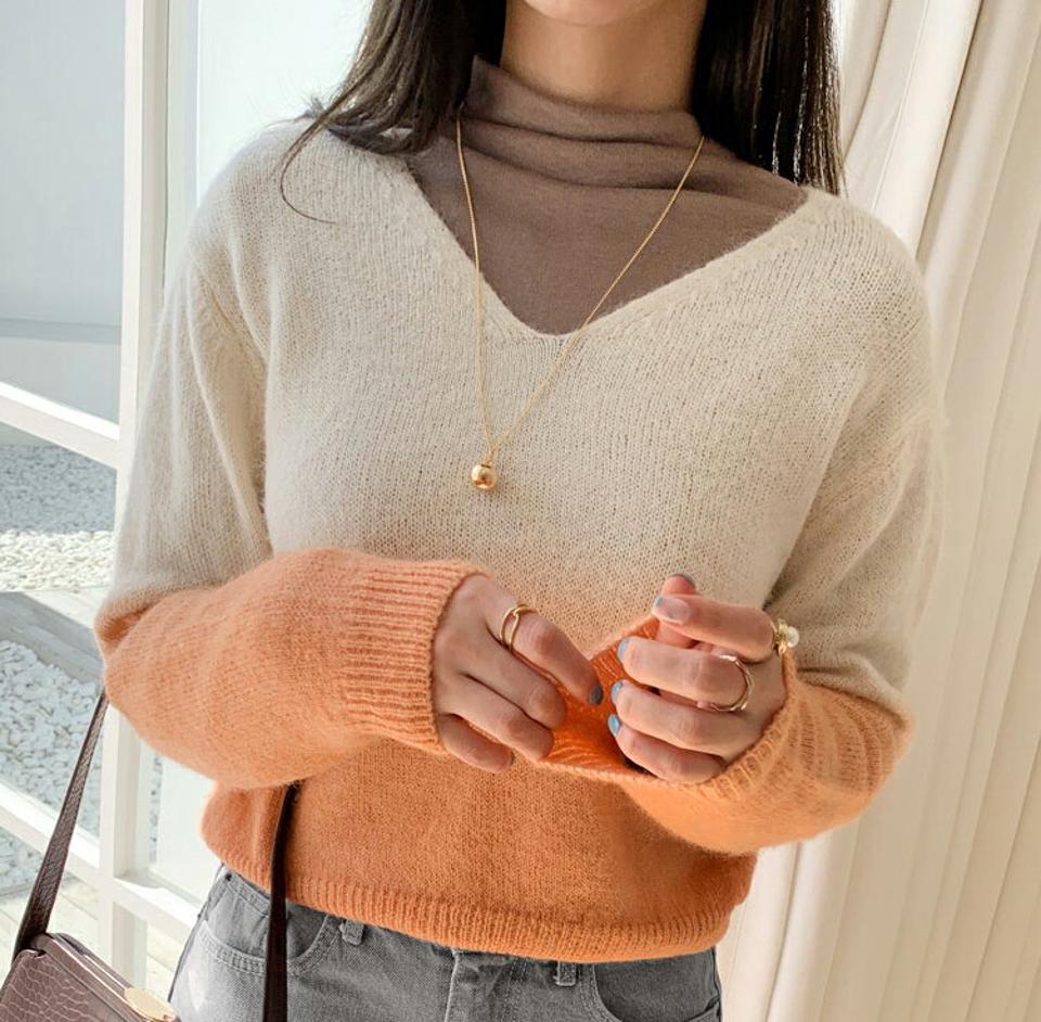 Vネックグラデーションニット・全2色・t70365 レディース 【tops】 トップス ニット 長袖 グラデーション Vネック デコルテ スリム ルーズ ゆったり 体型カーバー 上品 冬 フェミニン 春 秋 韓国 ファッション ハイホリHIHOLLI