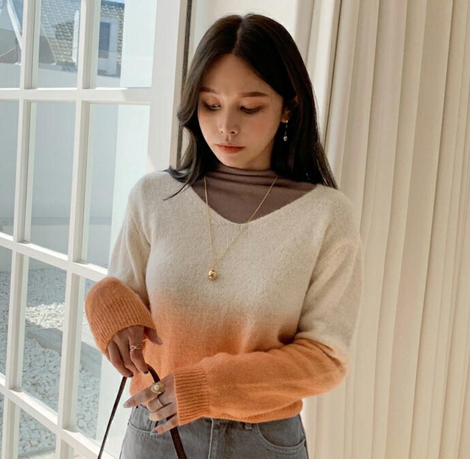 Vネックグラデーションニット・全2色・t70365 レディース 【tops】 トップス ニット 長袖 グラデーション Vネック デコルテ スリム ルーズ ゆったり 体型カーバー 上品 冬 フェミニン 春 秋 韓国 ファッション ハイホリHIHOLLI