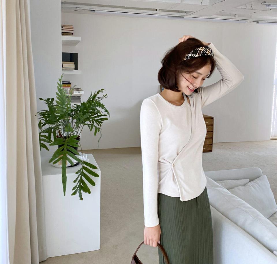 ボタンラップスリットTシャツ・全3色・t62889 レディース 【tops】韓国 ファッション トップス Tシャツ 大人 長袖 ラウンドネック ボタン スリット ラップ ユニーク シンプル スリム カジュアル 体型カーバー 細身 フェミニン 上品 秋 春