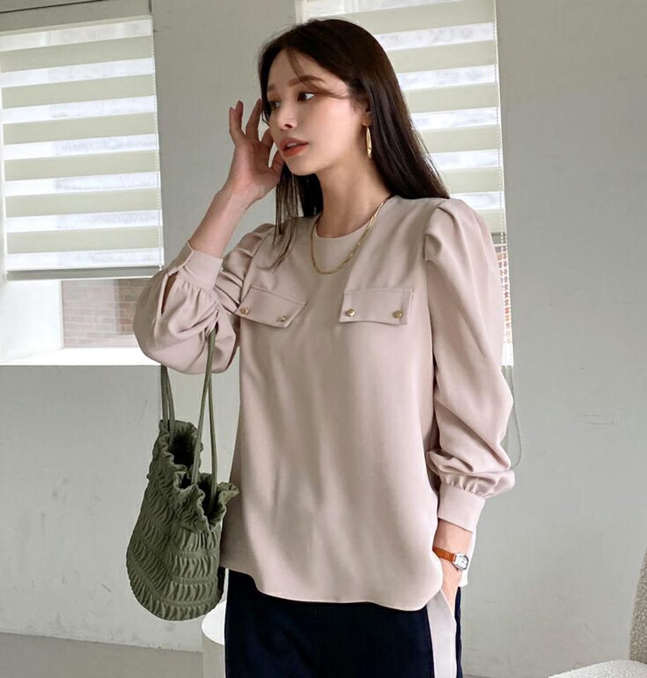ゴールドボタンポケットブラウス・全3色・b70460 レディース 【bl】 トップス ブラウス 長袖 ゴールド ボタン ポケット ラウンドネック ギャザー オフィスカジュアル 大人 オフィス フェミニン カジュアル 春 秋 韓国 ファッション ハイホリHIHOLLI