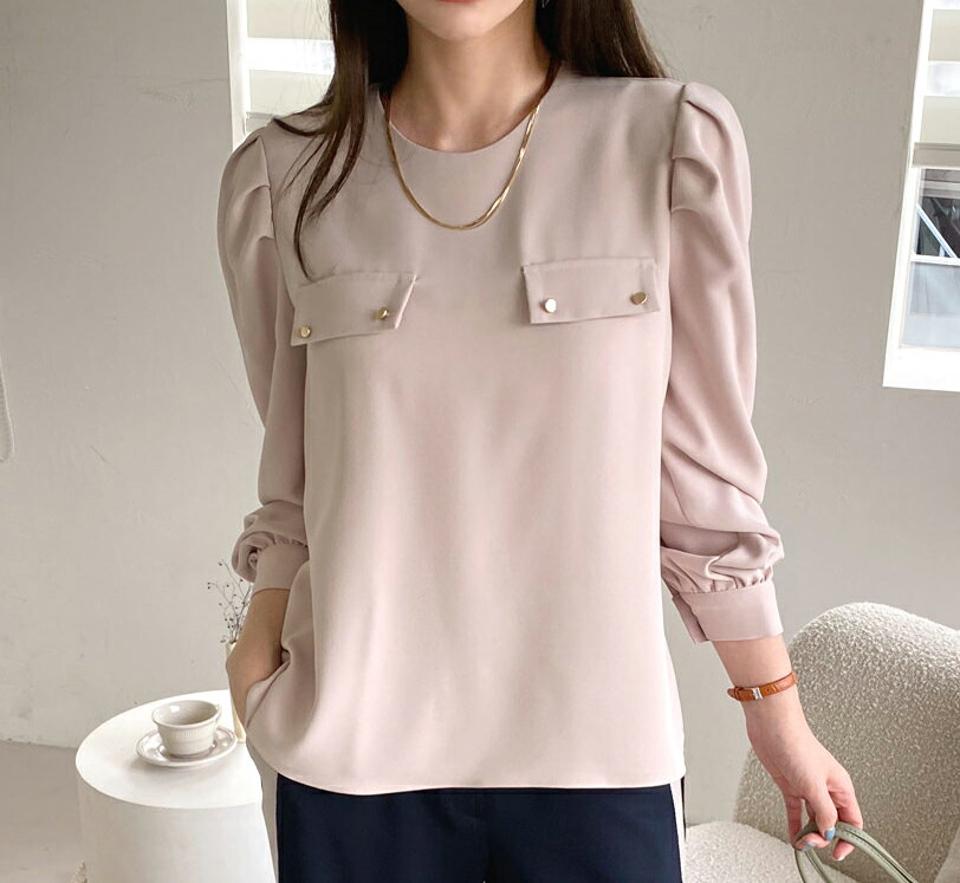 ゴールドボタンポケットブラウス・全3色・b70460 レディース 【bl】 トップス ブラウス 長袖 ゴールド ボタン ポケット ラウンドネック ギャザー オフィスカジュアル 大人 オフィス フェミニン カジュアル 春 秋 韓国 ファッション ハイホリHIHOLLI