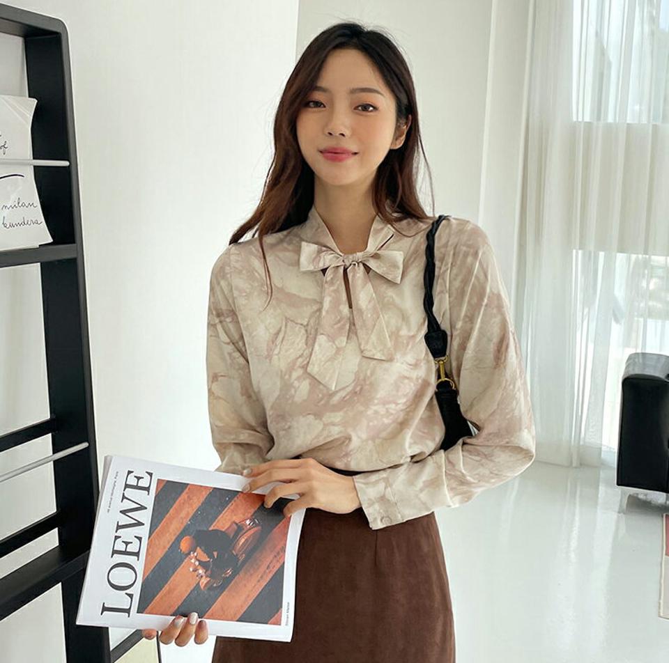 ボウタイマーブルブラウス・全2色・b65610 レディース 【bl】韓国ファッション トップス ブラウス 長袖 Vネック ボウタイ マーブル リボン 大人 上品 シンプル フェミニン カジュアル 体型カバー ガーリー 秋 春