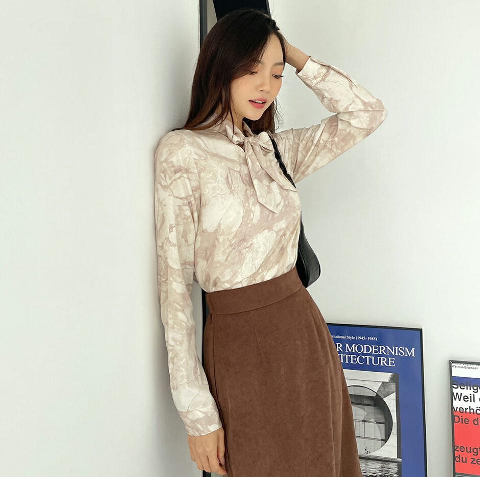 ボウタイマーブルブラウス・全2色・b65610 レディース 【bl】韓国ファッション トップス ブラウス 長袖 Vネック ボウタイ マーブル リボン 大人 上品 シンプル フェミニン カジュアル 体型カバー ガーリー 秋 春