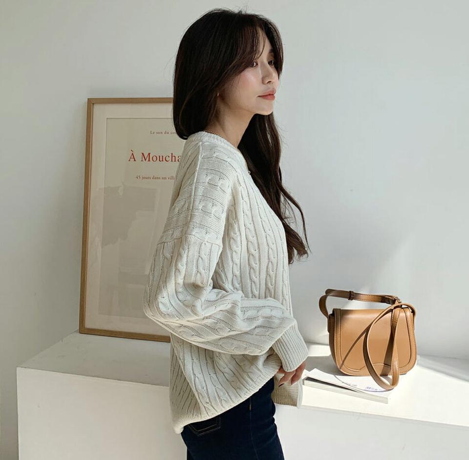 ルーズケーブルニット・全5色・b58231 レディース 【tops】韓国ファッション トップス ニット 大人 長袖 ラウンドネック ケーブル編み ドロップショルダー シンプル カジュアル ルーズ 体型カバー フェミニン 上品 秋 冬225