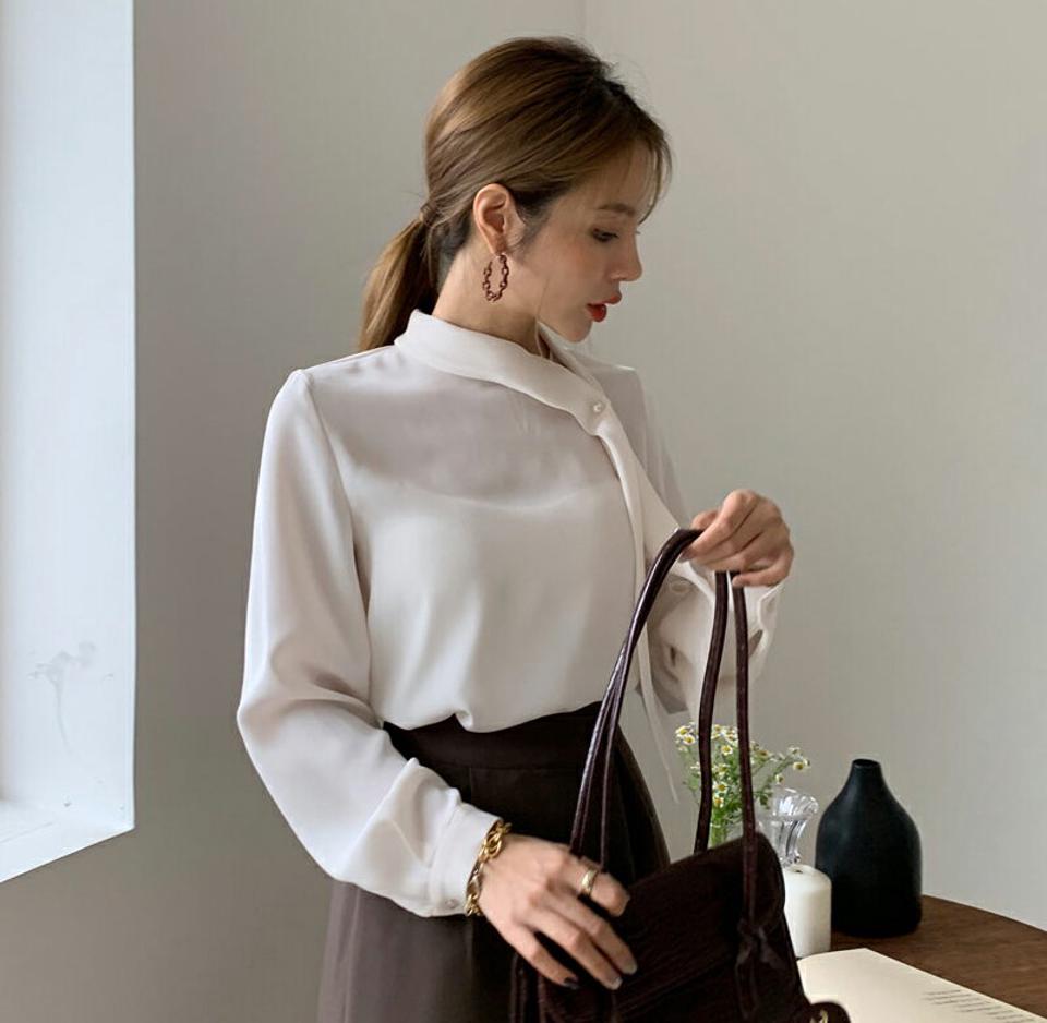 フェイクパールブローチ付スカーフブラウス・全3色・b00125 レディース 【bl】 トップス ブラウス 長袖 パール ブローチ スカーフ風 ハイネック 襟コン オフィスカジュアル オフィス フェミニン カジュアル 春 秋 韓国ファッション ハイホリHIHOLLI