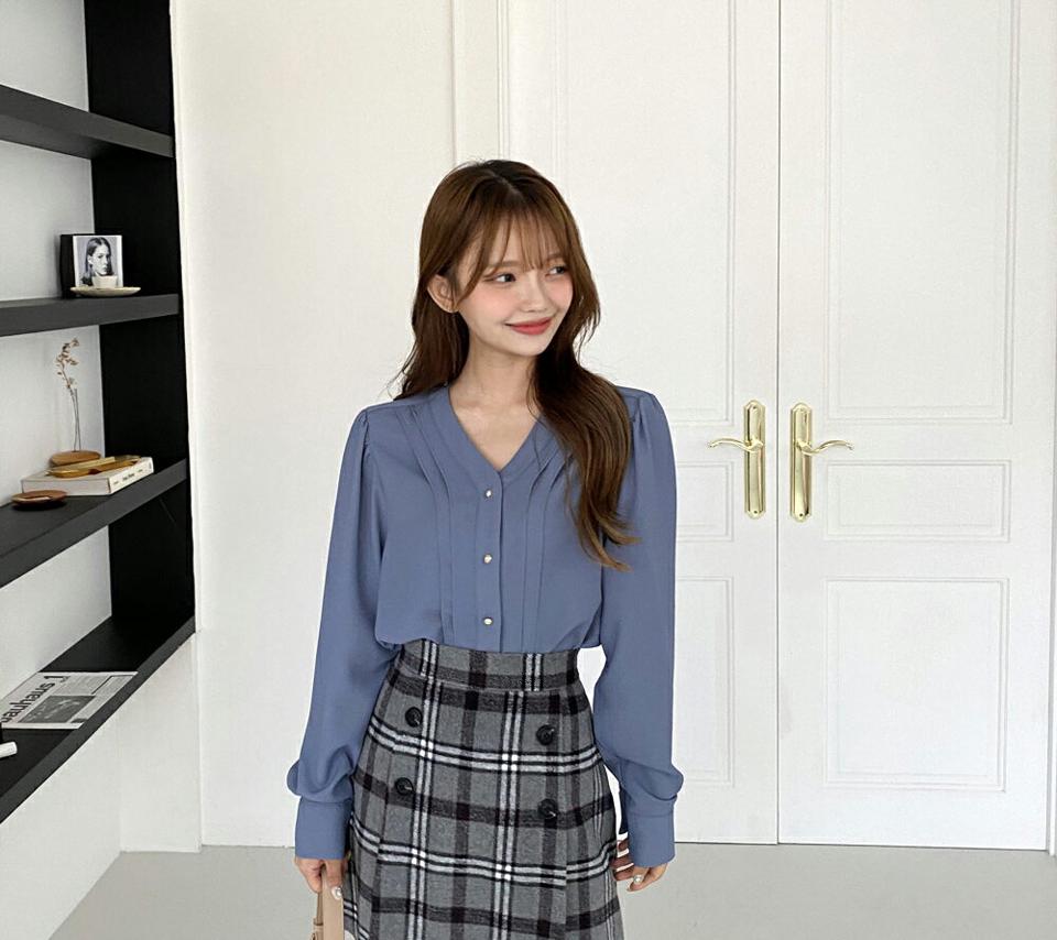 Vネックピンタックブラウス・全4色・01035 レディース 【bl】韓国ファッション トップス ブラウス 長袖 Vネック ピンタック 無地 大人 ボタン シンプル フェミニン ルーズ 上品 体型カバー 細身 ガーリー 春 秋 NIJU