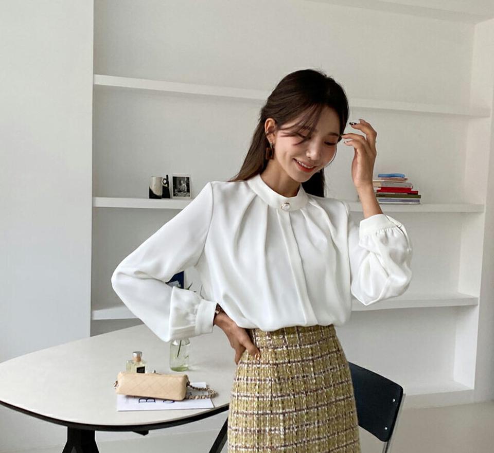 フェイクパールギャザーブラウス・全3色・t65139 レディース 【bl】韓国ファッション トップス ブラウス 長袖 フェイクパール ギャザー 大人 上品 ボタン 無地 シンプル ベーシック フェミニン カジュアル 体型カバー ガーリー 秋 春