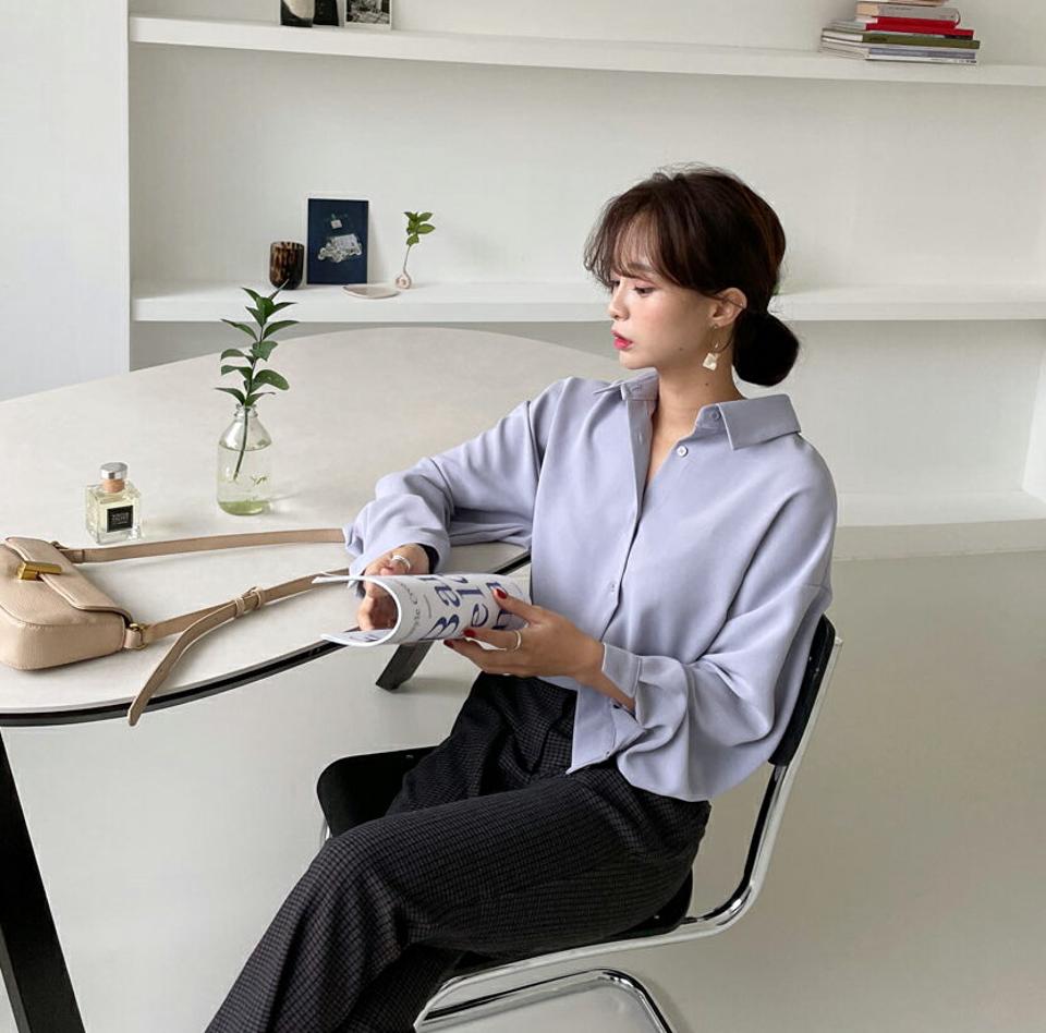 カラーネッククロップドシャツ・全4色・t65141 レディース 【bl】韓国ファッション トップス シャツ 長袖 カラーネックク ロップド丈 上品 シルキー タック ボタン 無地 シンプル ベーシック カジュアル ルーズ 体型カバー ガーリー 秋 春