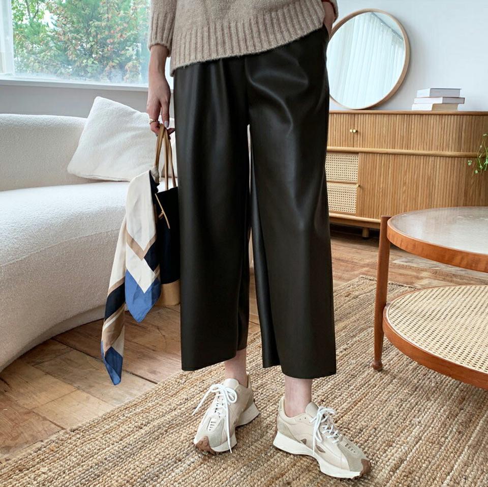 フェイクファー裏地レザー調ワイドパンツ・全2色・t70525 レディース 【pt】 ボトムス ロング ロングパンツ ワイド ファー裏地 レザー ルーズ ゆったり ベーシック 体型カバー 着痩せ 長足 春 秋 韓国ファッション ハイホリHIHOLLI