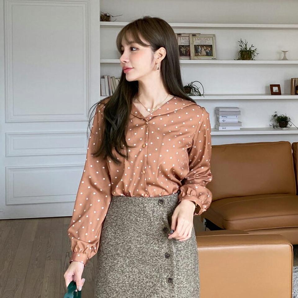 セーラーカラードットブラウス・全2色・b00440 レディース 【bl】 トップス ブラウス 長袖 セーラー ドット 小顔 ビッグカラー ラブリー 光沢 大人 フェミニン Vネック デコルテ ガーリー カジュアル 春 秋 韓国 ファッション ハイホリHIHOLLI