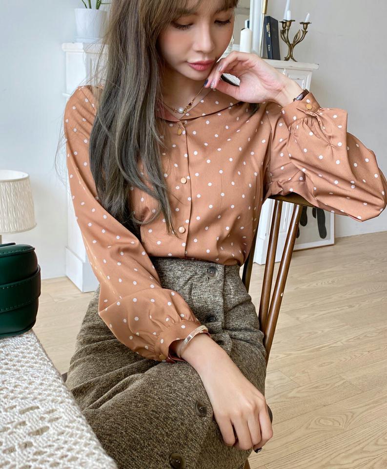 セーラーカラードットブラウス・全2色・b00440 レディース 【bl】 トップス ブラウス 長袖 セーラー ドット 小顔 ビッグカラー ラブリー 光沢 大人 フェミニン Vネック デコルテ ガーリー カジュアル 春 秋 韓国 ファッション ハイホリHIHOLLI