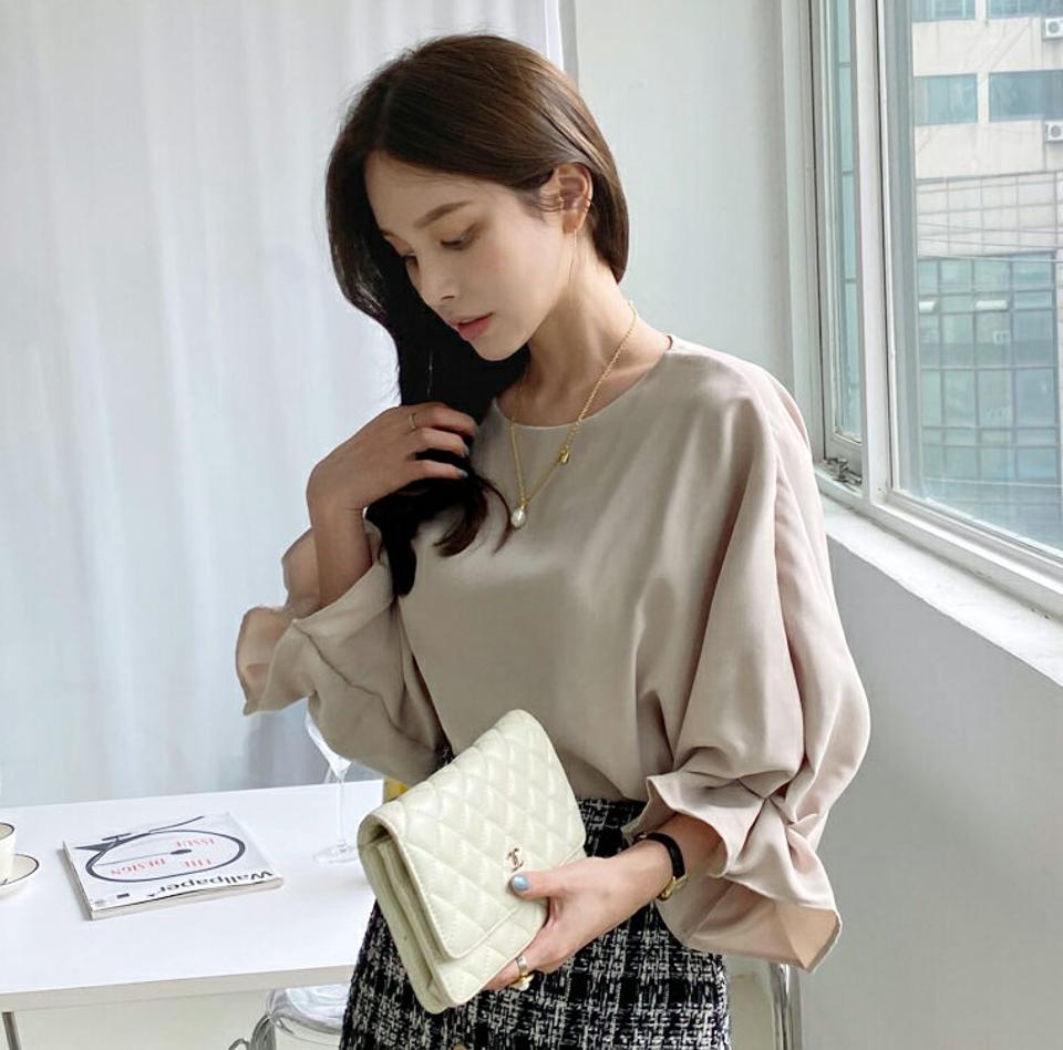 ドルマンタックスリーブフリルブラウス・全3色・t70473 レディース 【bl】 トップス ブラウス 長袖 ラグラン ドルマンスリーブ ラウンドネック オフィスカジュアル スリム フェミニン カジュアル 春 秋 韓国 ファッション ハイホリHIHOLLI