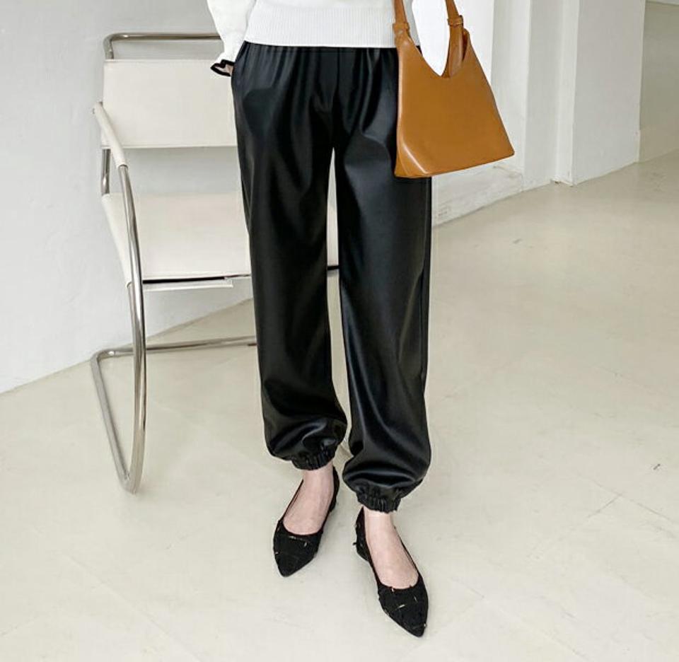 エコレザージョガーパンツ・全2色・b70493 レディース 【pt】 ボトムス ロング ロングパンツ エコ レザー ジョガー ジョガーパンツ ゴム ベーシック 体型カーバー 着痩せ 長足 春 秋 韓国ファッション ハイホリHIHOLLI