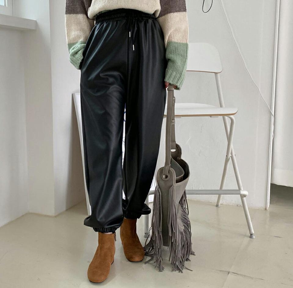 エコレザージョガーパンツ・全2色・b70493 レディース 【pt】 ボトムス ロング ロングパンツ エコ レザー ジョガー ジョガーパンツ ゴム ベーシック 体型カーバー 着痩せ 長足 春 秋 韓国ファッション ハイホリHIHOLLI