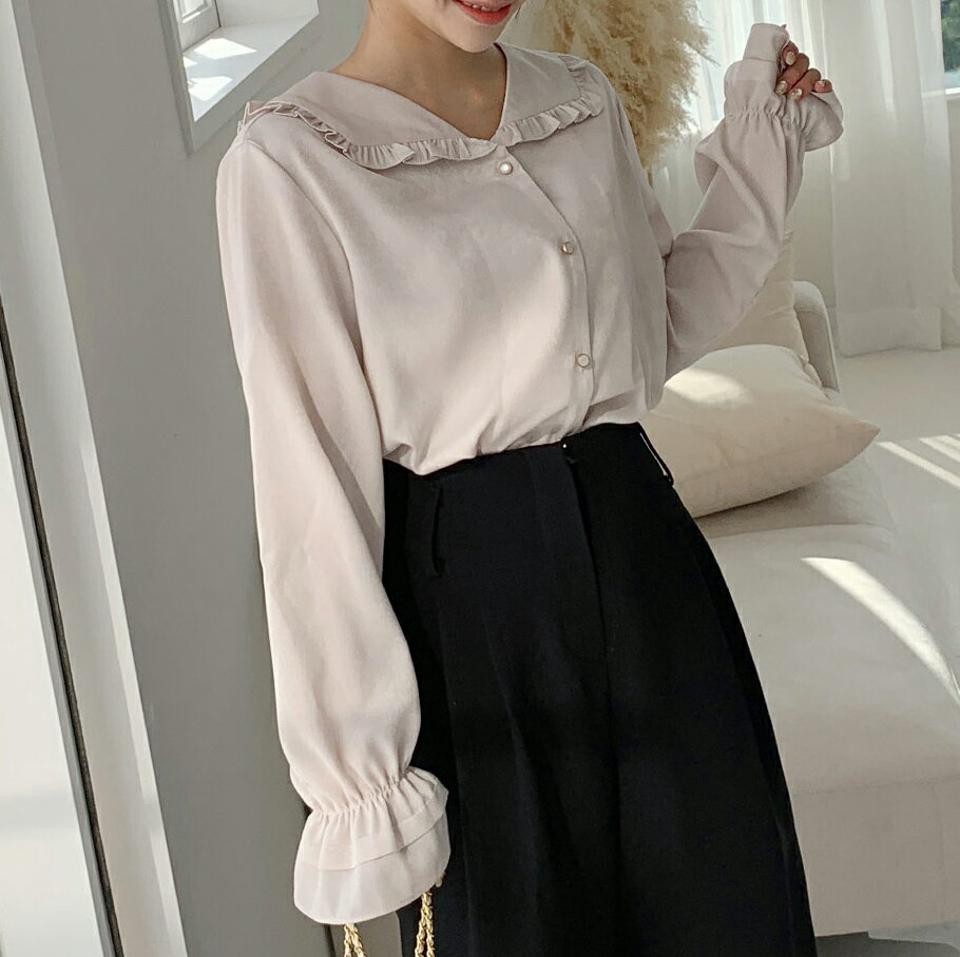 サテンフリルカラーブラウス・全2色・b01117 レディース 【bl】韓国ファッション トップス ブラウス 長袖 Vネック サテン フリルカラー 無地 大人 ボタン シンプル フェミニン ルーズ 上品 体型カバー 細身 ガーリー 春 秋 NIJU