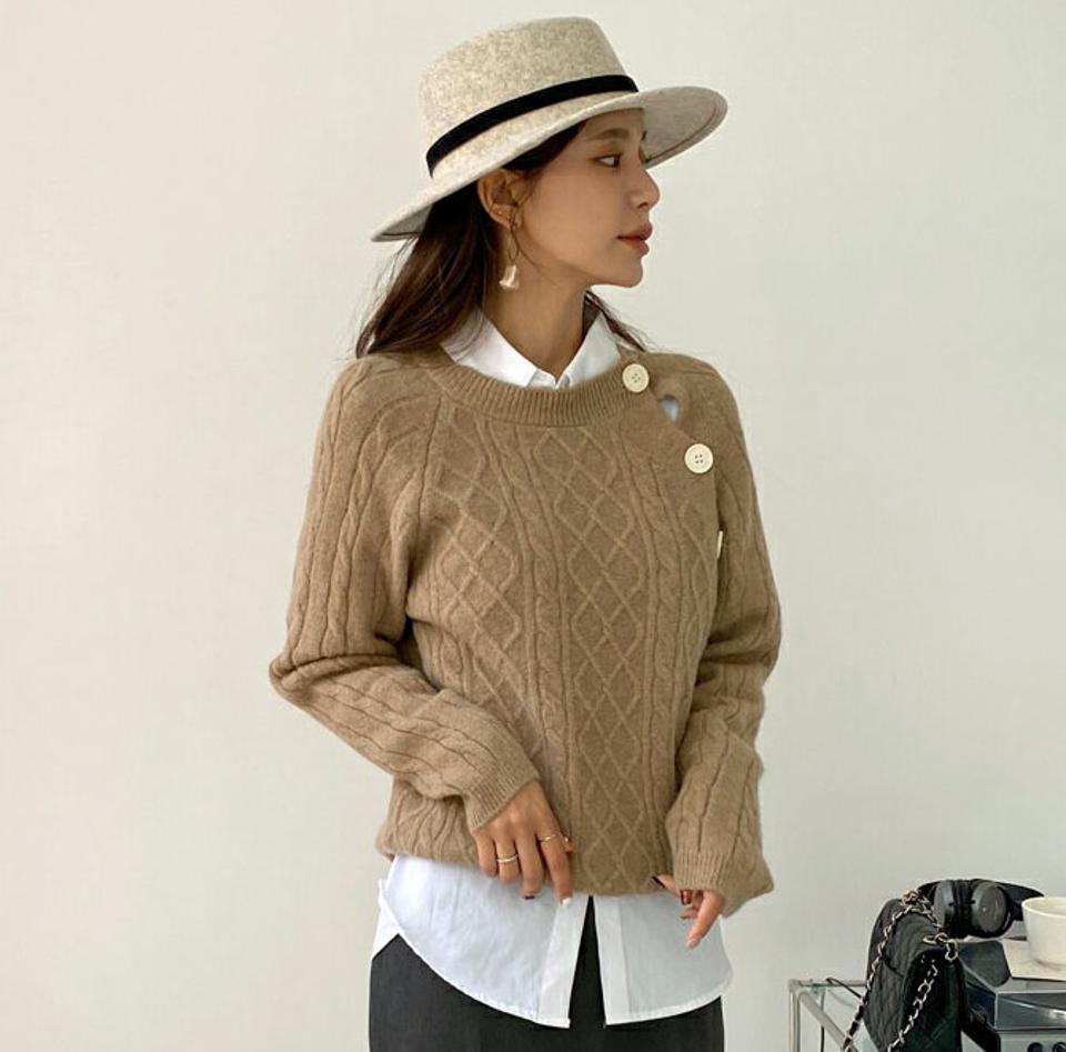 ダイアゴナルボタンケーブルニット・全3色・t65214 レディース 【tops】韓国ファッション トップス ニット 大人 長袖 ラウンドネック ケーブル編み ダイアゴナル ボタン シンプル ルーズ フェミニン 上品 秋 冬