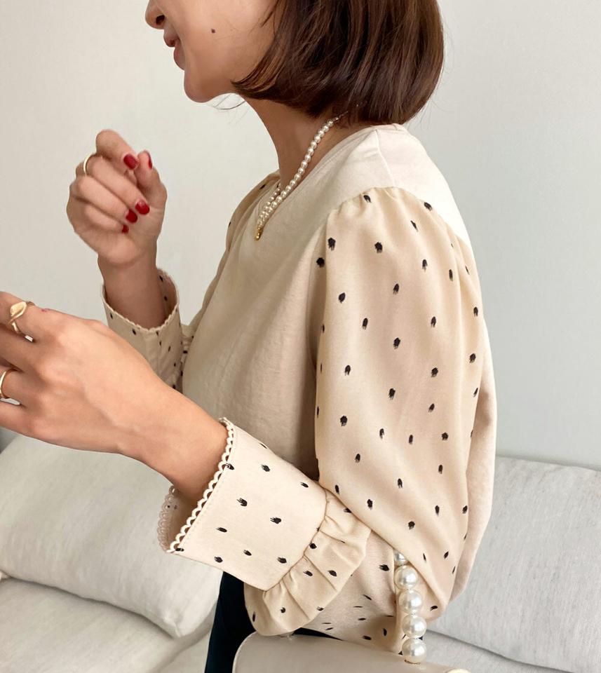 ドットスリーブTシャツ・全2色・b66073 レディース 【tops】韓国ファッション トップス Tシャツ 大人 長袖 ラウンドネック ドット柄 光沢 スリーブ シンプル カジュアル 体型カバー フェミニン デイリー 上品 秋 春