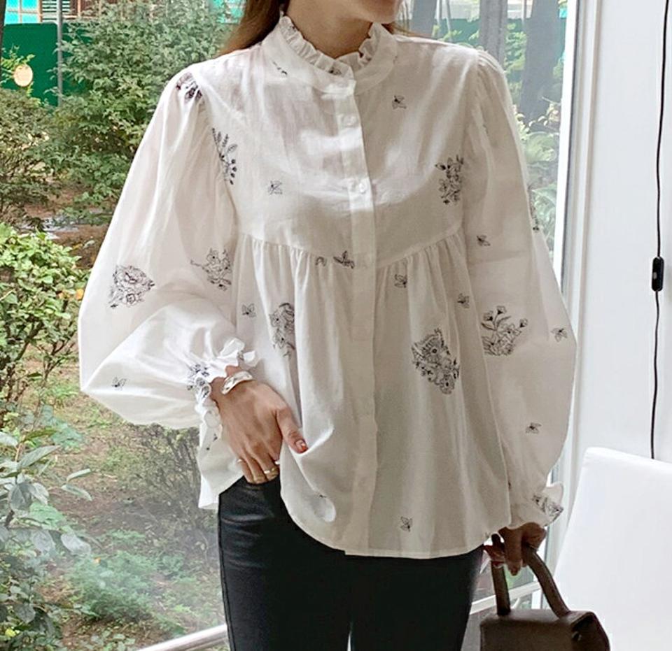 フリルネックフラワー刺繍ブラウス・全1色・t70591 レディース 【bl】 トップス ブラウス 長袖 花柄 パターン フラワー 刺繍 フリルネック ルーズ ゆったり カジュアル 大人 フェミニン 春 秋 冬 韓国ファッション ハイホリHIHOLLI