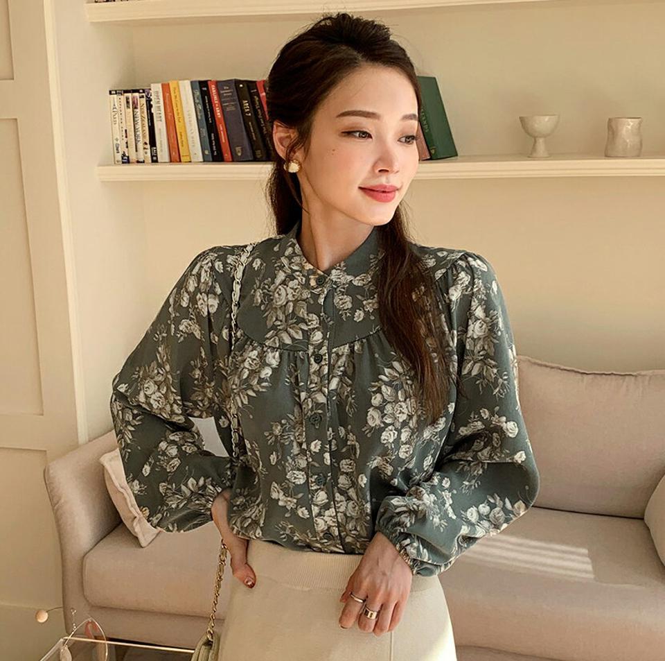 フローラルブラウス・全2色・t70592 レディース 【bl】 トップス ブラウス 長袖 花柄 パターン ギャザー バンドカラー シルキー ルーズ ゆったり オフィスカジュアル 大人 フェミニン 春 秋 冬 韓国ファッション ハイホリHIHOLLI