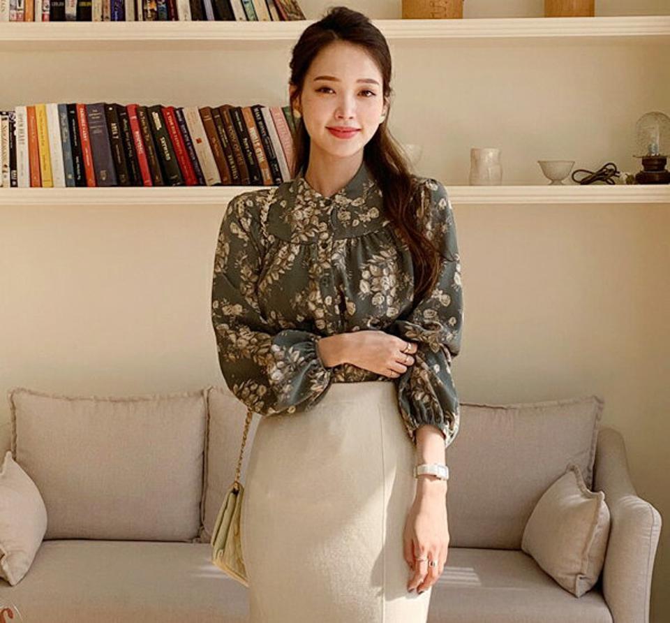 フローラルブラウス・全2色・t70592 レディース 【bl】 トップス ブラウス 長袖 花柄 パターン ギャザー バンドカラー シルキー ルーズ ゆったり オフィスカジュアル 大人 フェミニン 春 秋 冬 韓国ファッション ハイホリHIHOLLI