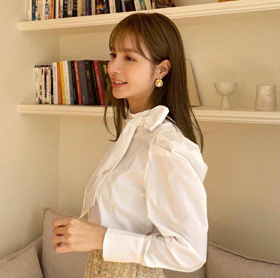 レタリング刺繍リボンブラウス・全3色・b70595 レディース 【bl】 トップス ブラウス 長袖 レタリング 刺繍 リボン ハーフネック オフィスカジュアル 襟コン 大人 フェミニン 春 秋 冬 韓国ファッション ハイホリHIHOLLI