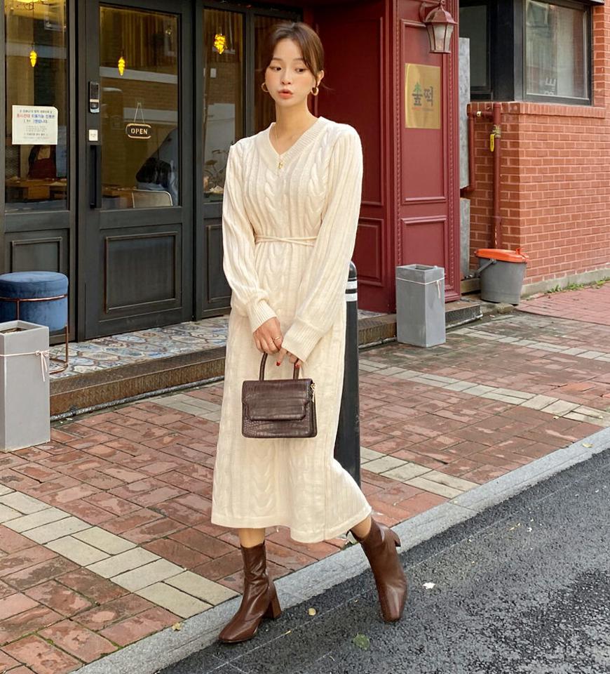 Vネックケーブルニットワンピース・全2色・b58357 レディース 【ops】韓国ファッション ワンピース ロング ロングワンピース 長袖 Vネック ケーブル編み ニットワンピース 大人 ロング丈 スリム シンプル フェミニン 体型カバー 秋 冬