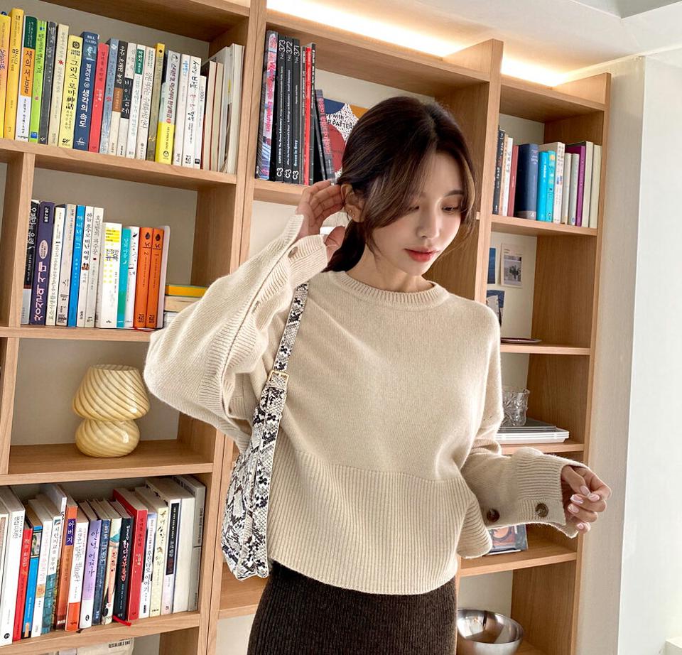 ボタンスリーブニット・全4色・b65677 レディース 【tops】韓国ファッション トップス ニット 年上 大人 長袖 ラウンドネック ボタン スリーブ ユニーク ルーズ アンバランス 無地 ベーシック シンプル カラーニット ショート丈 上品 秋 冬