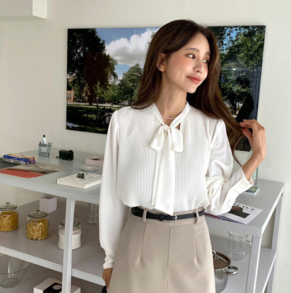 プリーツボウタイブラウス・全3色・b65671 レディース 【bl】韓国ファッション トップス ブラウス 長袖 Vネック プリーツ ボウタイ ストラップ リボン 大人 上品 シンプル フェミニン 体型カバー ガーリー カジュアル 秋 冬