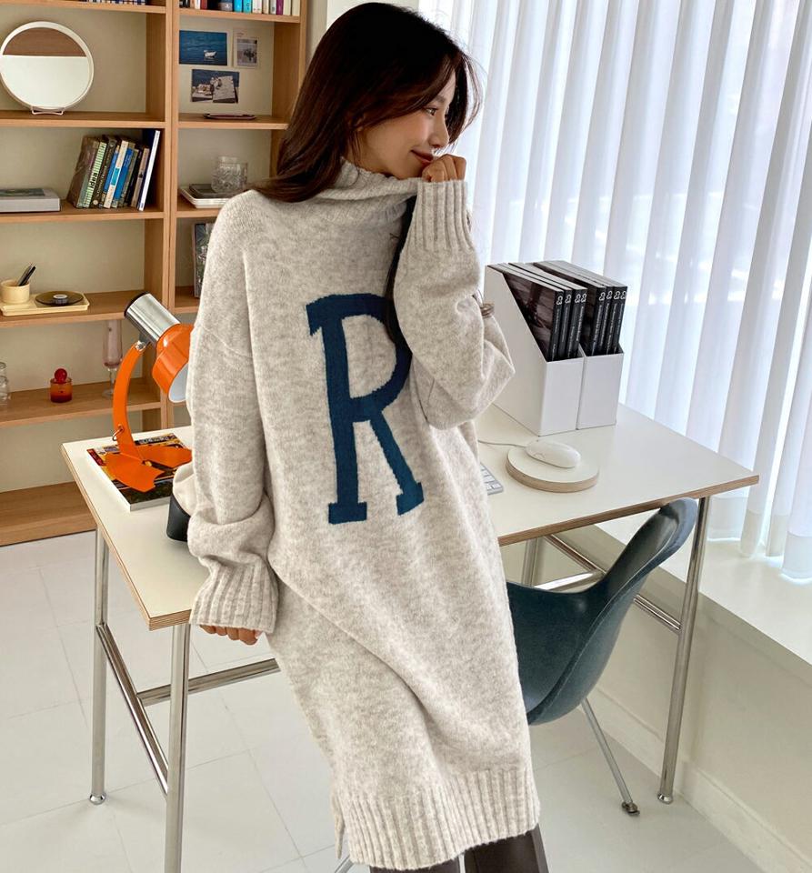 即日配送 Rロゴハイネックニットワンピース・全3色・t65658 レディース 【ops】韓国ファッション ワンピース ミディワンピース 長袖 ハイネック ロゴ ニットワンピース アンバランス 大人 ミディグ丈 ルーズ シンプル フェミニン 体型カバー 秋 冬