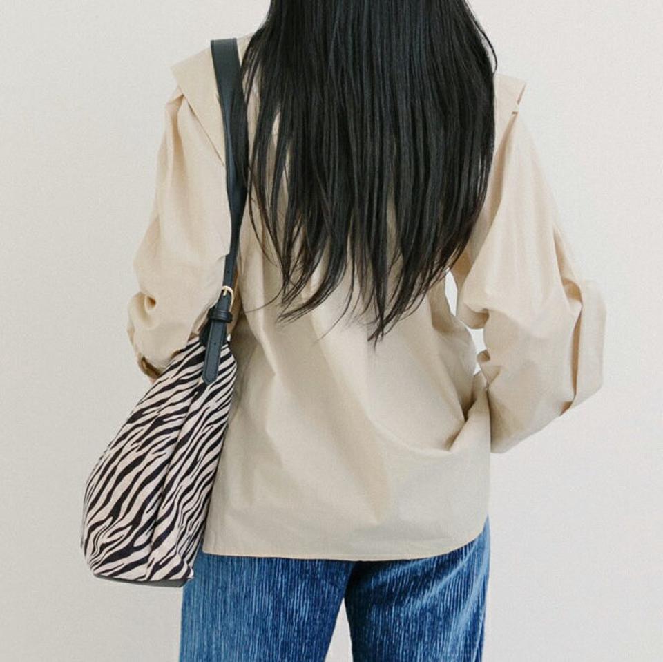 即日配送 タックショルダーシャツ・全2色・b65252 レディース 【bl】韓国ファッション トップス シャツ 長袖 カラーネック タック ショルダーシャツ カフス ボタン アンバランス丈 大きいサイズ ルーズ ゆったり フェミニン 無地 秋 冬 NIJU