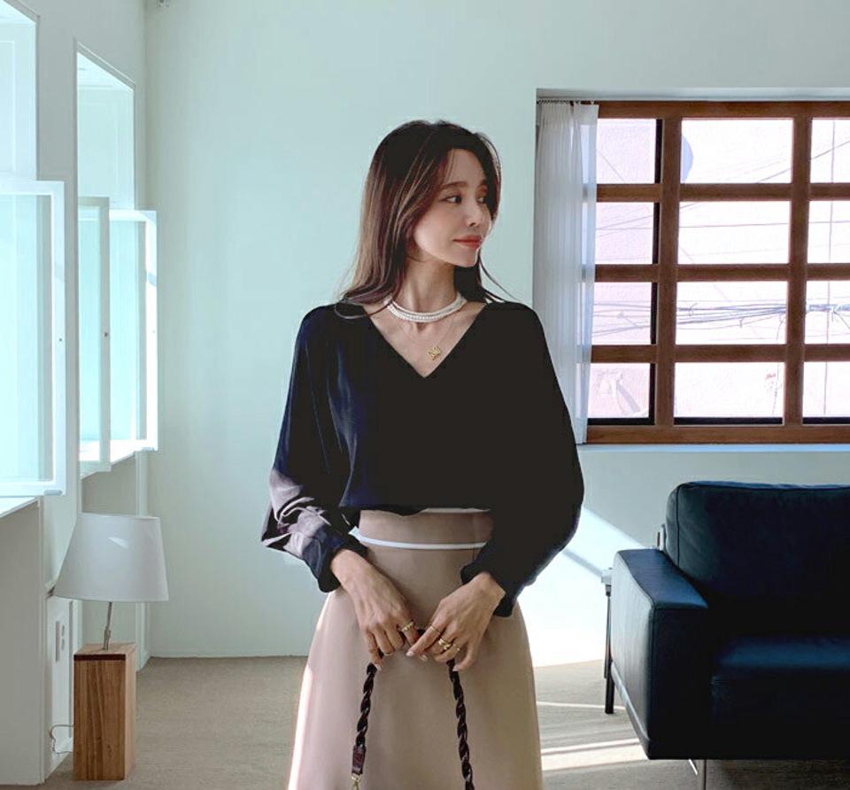 【10%OFF】Vネックタックスリーブブラウス・全3色・t66109 レディース 【bl】韓国ファッション トップス ブラウス 長袖 Vネック タック スリーブ 大人 上品 光沢 無地 ベーシック シンプル ボタン フェミニン 体型カバー ガーリー オフィスカジュアル 秋 冬【blセール】