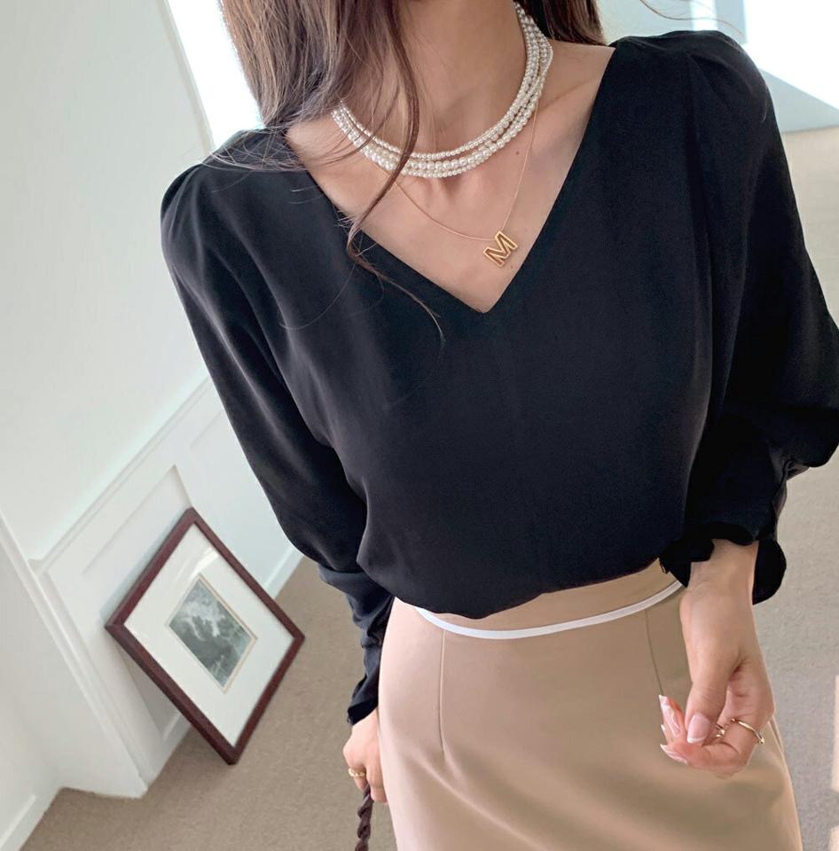 【10%OFF】Vネックタックスリーブブラウス・全3色・t66109 レディース 【bl】韓国ファッション トップス ブラウス 長袖 Vネック タック スリーブ 大人 上品 光沢 無地 ベーシック シンプル ボタン フェミニン 体型カバー ガーリー オフィスカジュアル 秋 冬【blセール】