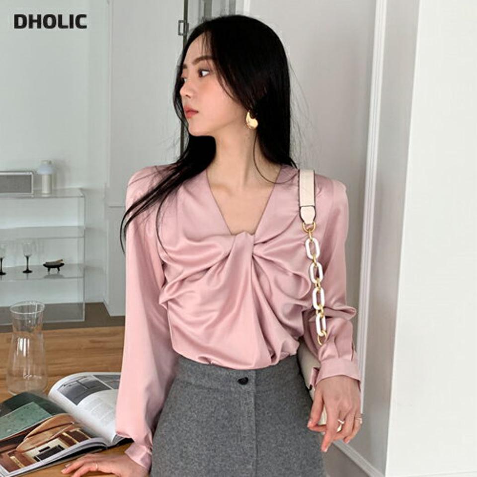 ツイストサテンブラウス・全3色・b66110 レディース 【bl】韓国ファッション トップス ブラウス 長袖 Vネック ツイスト サテン生地 大人 上品 無地 シンプル ボタン フェミニン パステル ピンク 学校行事 体型カバー ガーリー カジュアル 秋 冬