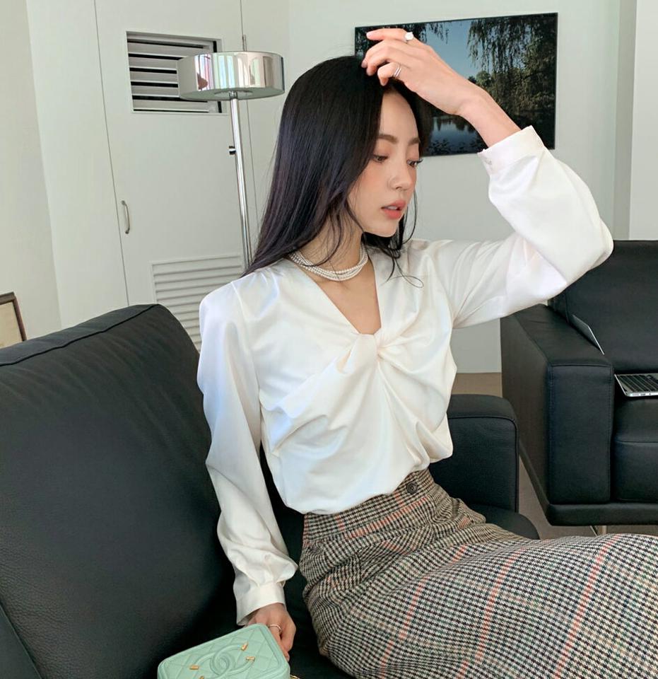 ツイストサテンブラウス・全3色・b66110 レディース 【bl】韓国ファッション トップス ブラウス 長袖 Vネック ツイスト サテン生地 大人 上品 無地 シンプル ボタン フェミニン パステル ピンク 学校行事 体型カバー ガーリー カジュアル 秋 冬