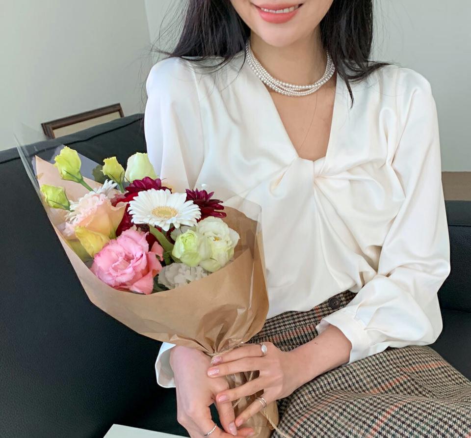 ツイストサテンブラウス・全3色・b66110 レディース 【bl】韓国ファッション トップス ブラウス 長袖 Vネック ツイスト サテン生地 大人 上品 無地 シンプル ボタン フェミニン パステル ピンク 学校行事 体型カバー ガーリー カジュアル 秋 冬