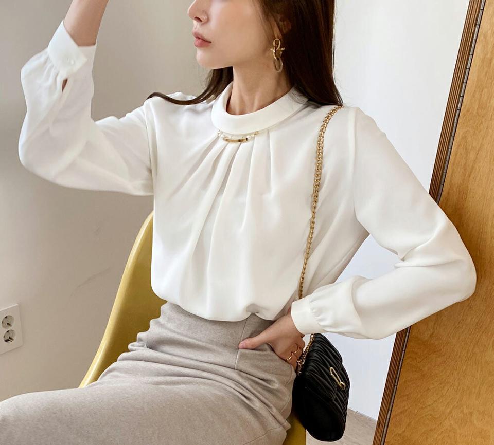 モチーフチェーン付タックブラウス・全2色・t00507 レディース 【bl】トップス ブラウス 長袖 チェーン タック 単色 無地 シンプル フェミニン 大人 きれいめ 春 秋 冬 韓国ファッション ハイホリHIHOLLI