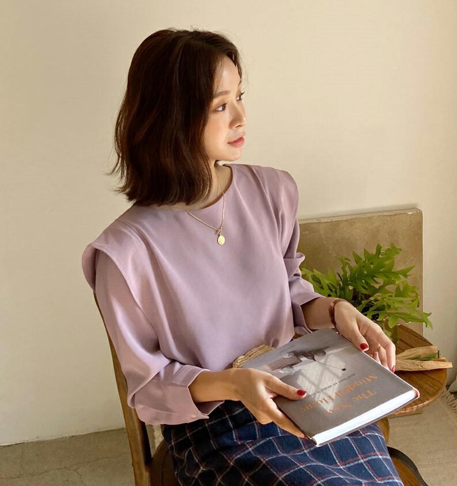 サイドラッフルブラウス・全3色・t58375 レディース 【bl】韓国ファッション トップス ブラウス 長袖 ラウンドネック ラッフル 大人 上品 カフス ボタン 無地 シンプル フェミニン 体型カバー ガーリー カジュアル 秋 冬